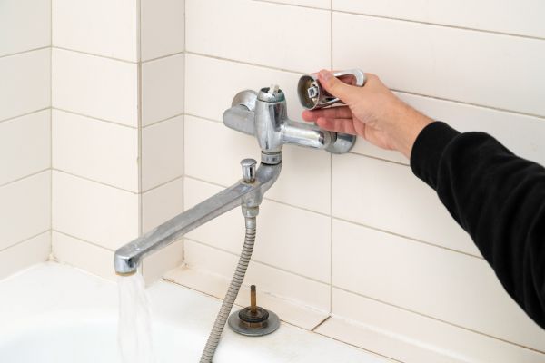 Cost of Leaky Bathtub Repair in Livonia